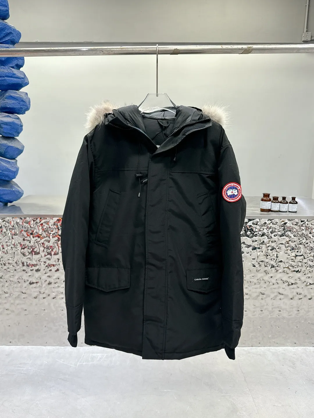 P840 Canada Goose 13 down jackets, timeless classics, same style for men and women, mid-length windbreaker jacket. Canada Goose technology waterproof fabric is wind and cold resistant and extremely warm! Plush heat storage keeps you warm and warms you up quickly! Extra large fur collar design, fine fur, smooth to the touch, comfortable and skin-friendly! Double windproof cuffs to prevent cold wind from entering! The pockets have a flap zipper design and the upper pocket is a diagonal pocket, which is convenient and practical! Canada Goose’s popularity in the past two years has greatly surpassed that of the king of down jackets, the Meng Mouth, and it is the hottest item in autumn and winter on INS! Same style for men and women, Canada Goose’s classic style! Color: Black, Off-white, Gray, Navy Size: XS S M L XL XXL